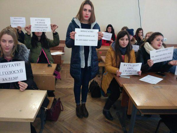 Студенты ОНУ устроили акцию протеста, перекрыв дороги Одессы
