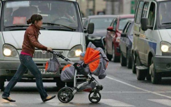 мама с коляской переходит дорогу