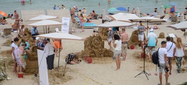 песчаные скульптуры на пляже