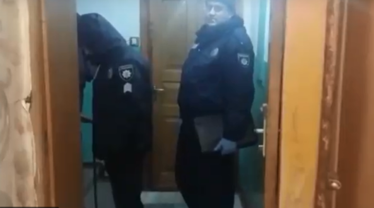 полиция вскрывает дверь