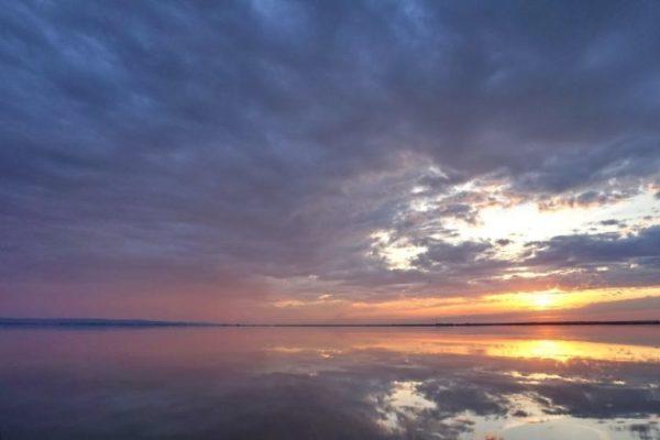 Невероятно красивый закат на озере Кугурлуй (фото)