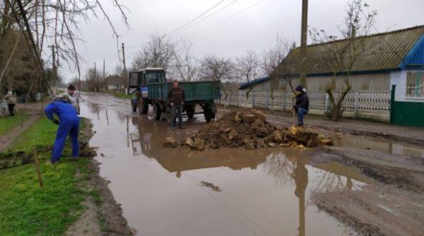 Жители села Вилковской ОТГ своими силами взялись ремонтировать дорогу на главной улице