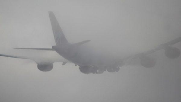 В одесском аэропорту из-за тумана не могут садиться самолеты