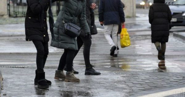 Украинцев предупредили о сильном гололеде и гололедице, объявлен желтый уровень опасности