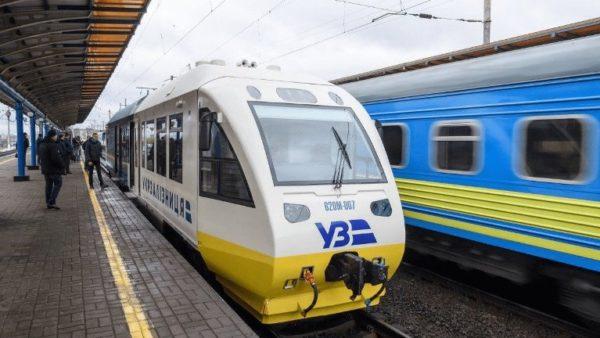 Почти все поезда отапливаются дровами: Одесские сотрудники “Укрзализниці” объяснили рубку дров на перроне