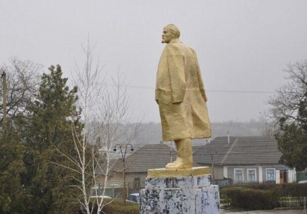 Жители села в Одесской области встали на защиту памятника Владимиру Ленину
