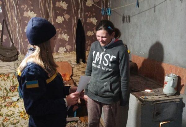 Жителей Тарутинского района спасатели обучают правилам пожарной безопасности