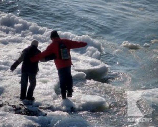 В Одесской области с дрейфующей льдины спасли мужчину