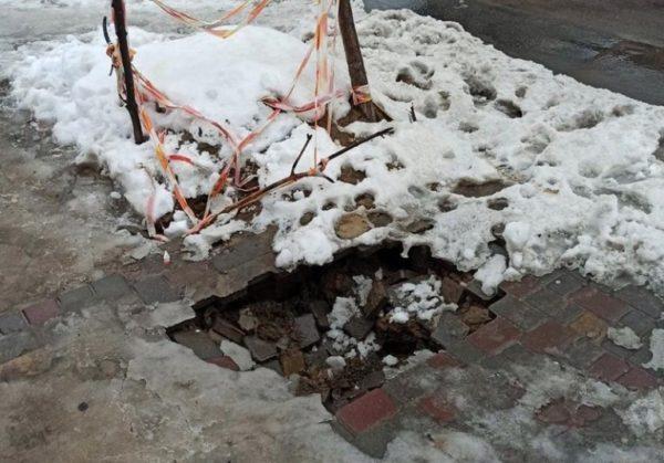 В Аккермане второй раз за зиму провалился проблемный участок тротуара