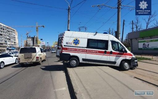 В Одессе произошло очередное столкновение скорой помощи и легковой машины