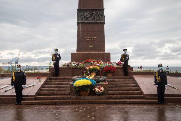 День памяти и примирения: у памятника Неизвестному матросу под ливнем молились о мире и возлагали цветы