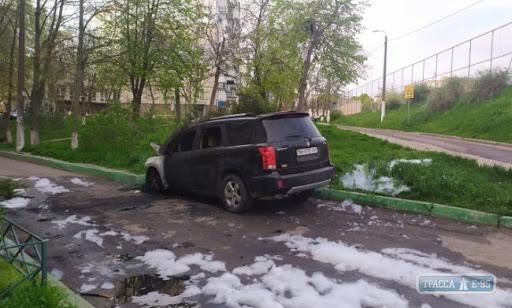 В Черноморске ночью сгорели сразу два автомобиля