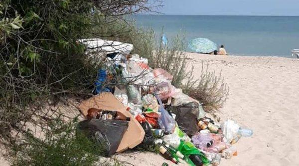 На курортную зону Рассейка жалуются и критикуют за  горы мусора