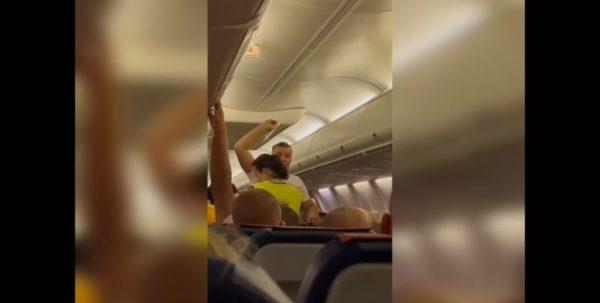 Пассажир устроил дебош в салоне самолета в Одесском аэропорту