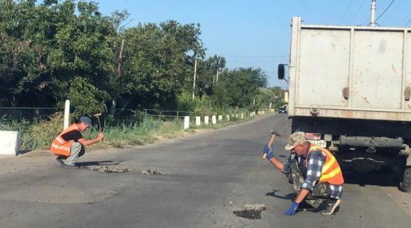 Вторая жизнь асфальта: в Килии коммунальщики засыпают ямы на дорогах асфальтной крошкой