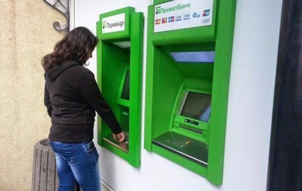 Клиенты ПриватБанка жалуются на списанные, но не выданные банкоматом деньги