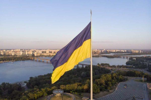 Самый большой флаг Украины поднимут на 90-метровый флагшток