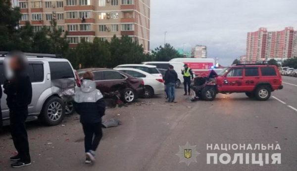В Черноморске подросток угнал у мамы внедорожник и устроил ДТП с шестью автомобилями