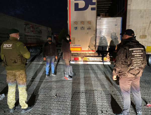 В Одесской области задержали нелегалов из Сирии: они прятались в грузовике с тканью