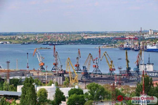 В порту Черноморска упал с высоты и пострадал рабочий