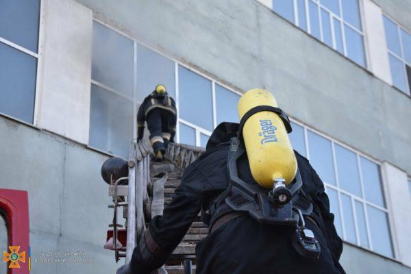 В Одессе 35 пожарных тушили завод “Одескабель”