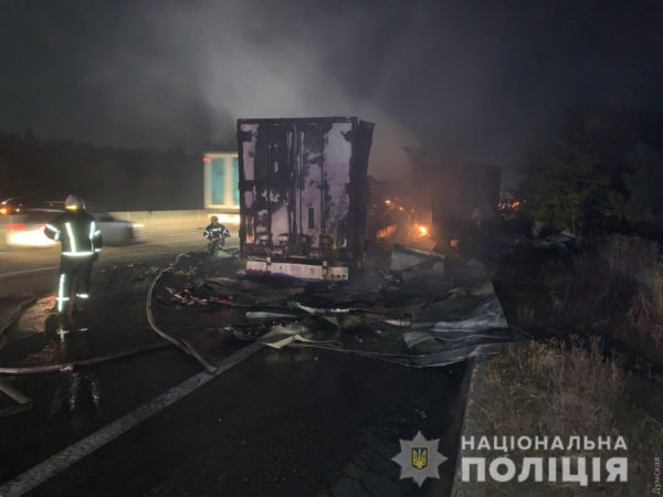 Пожар на трассе Киев — Одесса: от столкновения сгорели две фуры, один водитель погиб