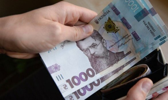 С вчерашнего дня украинцы могут получить обещанную 1000 грн. Как оформить: пошаговая инструкция