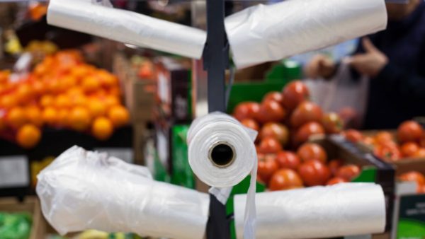 Правительство запретило дешево продавать в магазинах пластиковые пакеты