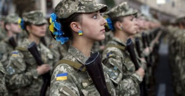 Женщины в Украине теперь обязаны становиться на воинский учет