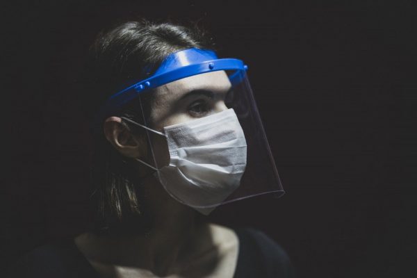 “Не защищают от коронавируса”: Минздрав призвал прекратить использовать пластиковые прозрачные маски