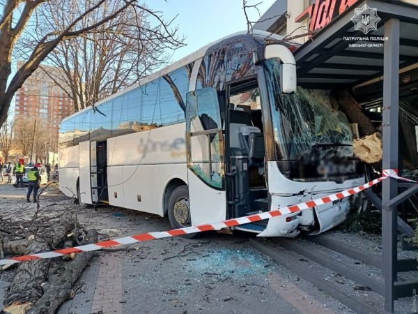 Рейсовый автобус Гюнсел протаранил здание в Одессе