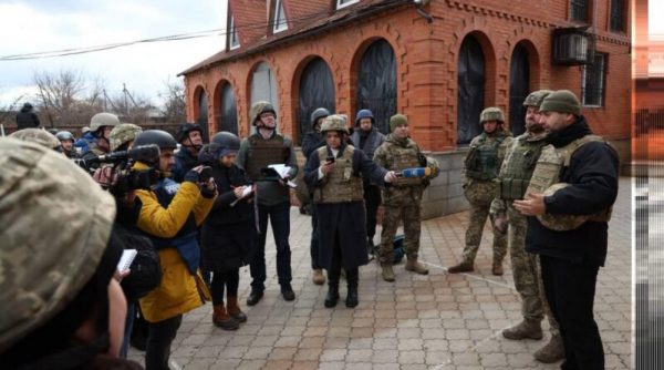 Нардепы и иностранные журналисты попали под обстрел на Донбассе