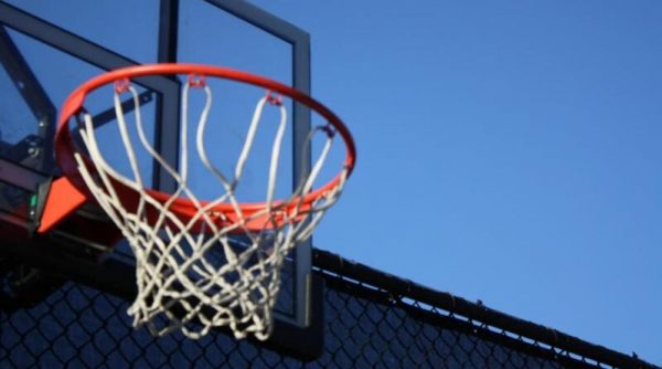 На территории одесской школы обнаружили труп мужчины, висевший на баскетбольном кольце