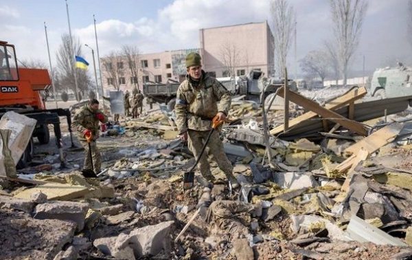 Из-под завалов военной казармы в Николаеве достали 50 тел – СМИ