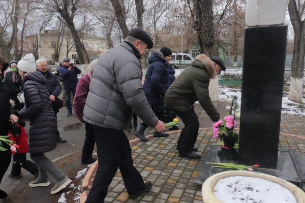 К памятнику Тараса Шевченка в Арцизе возложили цветы по случаю дня Рождения Кобзаря
