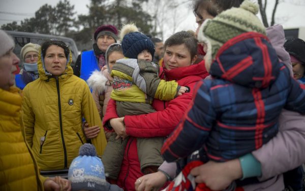 На границах в четырех областях Украины развернули более 80 палаток для переселенцев