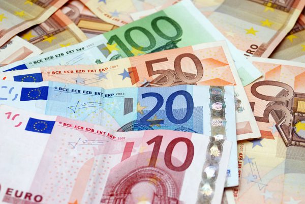 НБУ вернул требование о подтверждении при вывозе за границу больше 10 тыс. евро валюты