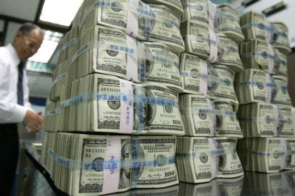 Украинцам разрешили снимать больше валюты наличными