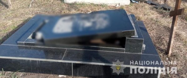 За обиды при жизни: в Одесской области мужчина надругался над могилами односельчан