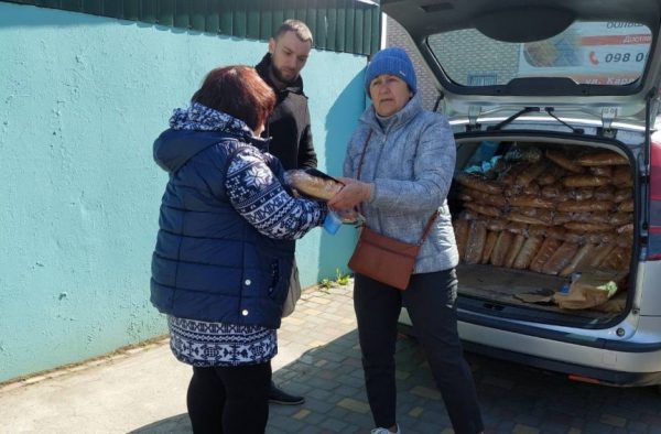 В Арцизе волонтеры одной из церквей раздали нуждающимся хлеб