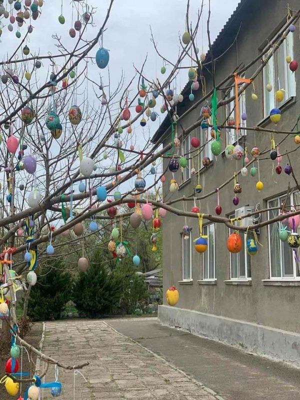 Школьники Арциза украсили деревья тысячами пасхальных яиц