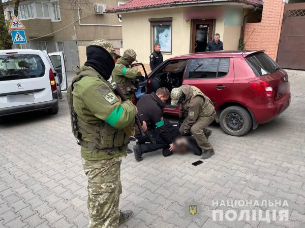 Правоохранители Одесщины разоблачили 26-летнего жителя Белгород-Днестровского района в незаконном хранении боеприпаса и наркотиков