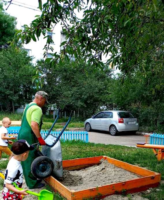 В первые июньские дни арцизские коммунальщики облагораживают детские площадки по городу