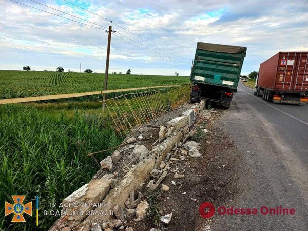 На трассе Одесса-Рени грузовик съехал в кювет