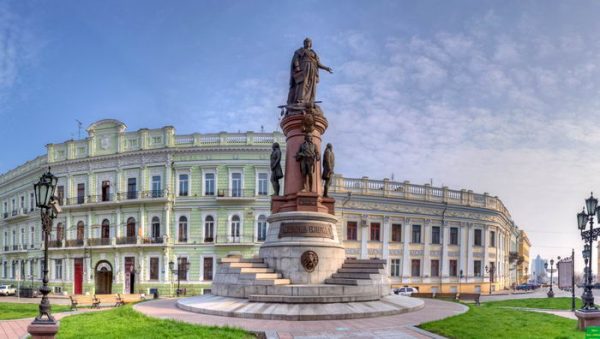 В Одессе требуют убрать памятник российской императрице Екатерине и Суворову