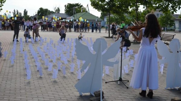 Центральную площадь Килии украсили более 200 бумажных ангелов в память о погибших в войне детях