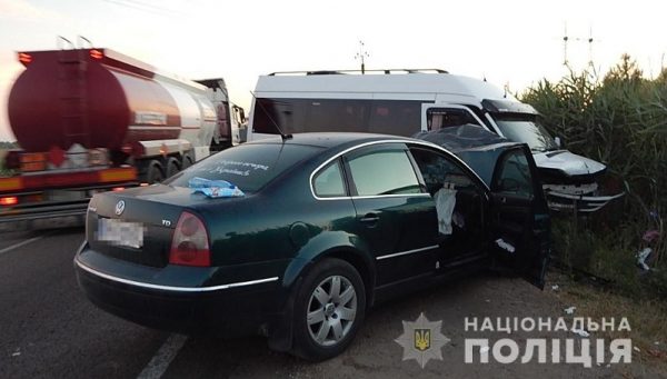 На трасі Одеса-Рені мікроавтобус виїхав на зустрічку та зіштовхнувся з легковиком: троє людей постраждали