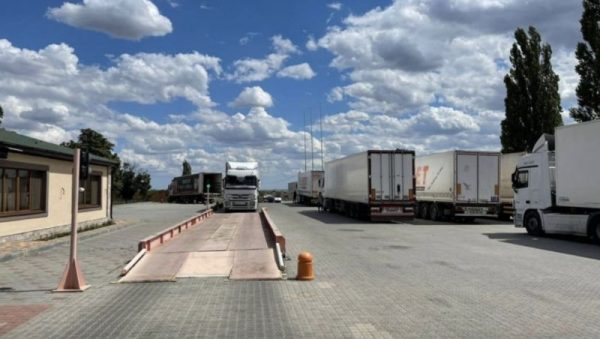 На Одещині заблоковані автівки з сіллю