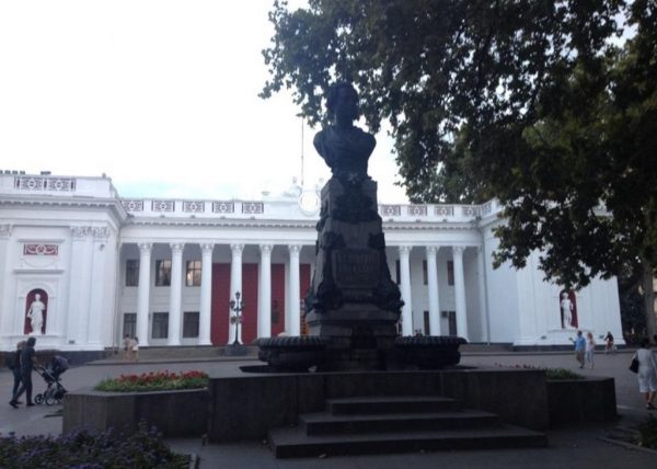 Громадськість просить владу прибрати з Одеси пам’ятники Пушкіну, Толстому та Горькому
