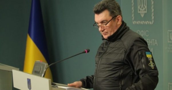 Не ховайтесь за спідницями: у РНБО відреагували на вже третю петицію про дозвіл виїжджати чоловікам з України